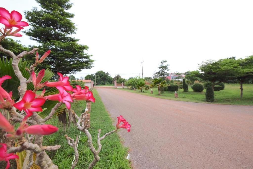 Prakaithong Hotel Amphoe Sawang Daen Din Buitenkant foto